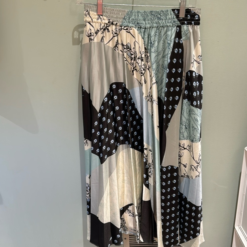 Club Monaco black, cream, and blue floral skirt with cream lining. EUC